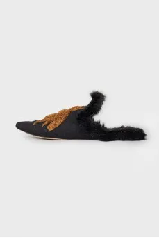 Black point toe sandals with applique