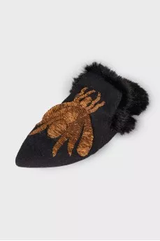 Black point toe sandals with applique