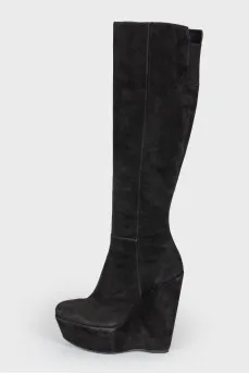 Black boots with wedges