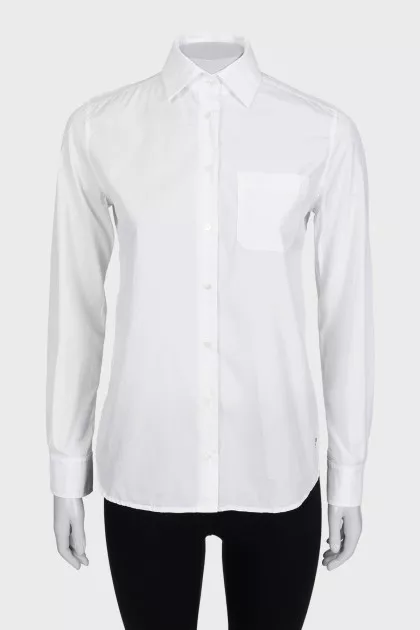 White straight-cut shirt with a pocket