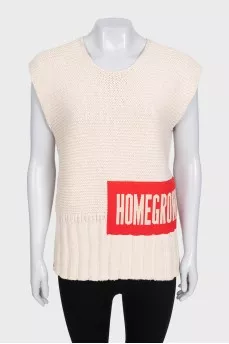 Straight-cut vest with a patch