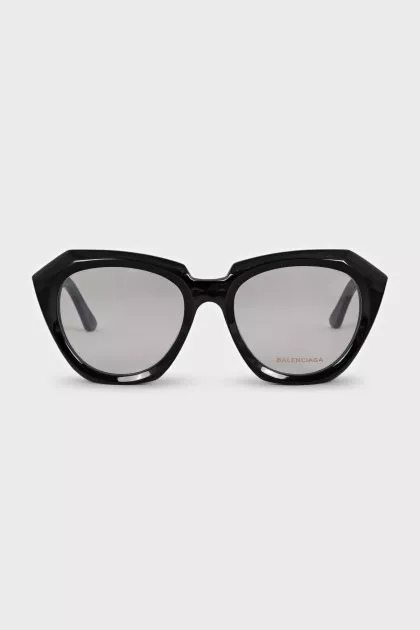 Black glasses with a round frame