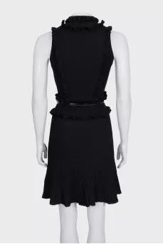 A fitted dress decorated with ruffles
