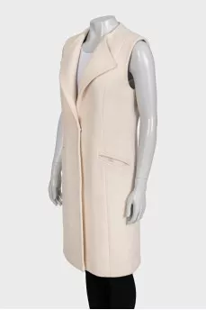 Straight-cut vest with a button
