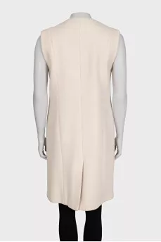 Straight-cut vest with a button