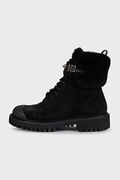 Black suede boots with fur