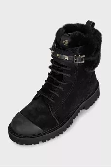 Black suede boots with fur