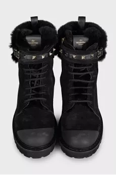 Black suede boots with fur