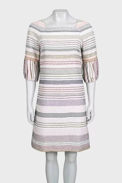 A straight-cut dress decorated with chains