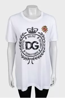Белая футболка прямого кроя в фирменный принт