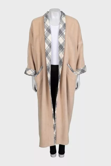 Loose-fitting coat with contrasting trim