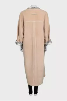 Loose-fitting coat with contrasting trim