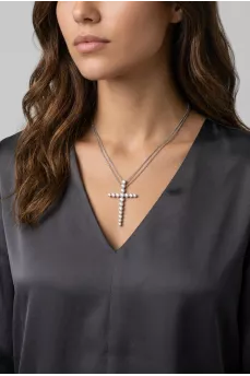 White gold necklace with a decorated pendant