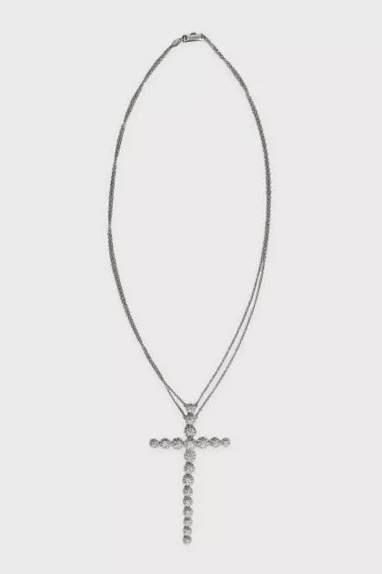 White gold necklace with a decorated pendant