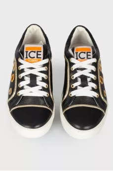 Children's sneakers with eyelets