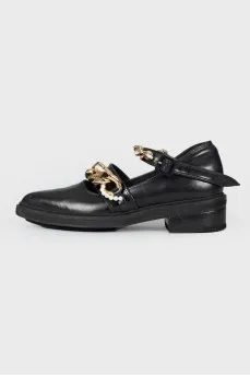 A chain and pearls shoes