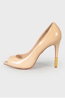 Peep-toe patent leather shoes
