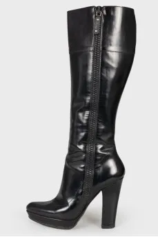 Zipped high leather boots