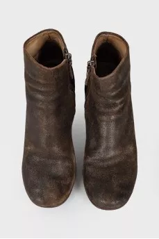Ankle boots with patent heel