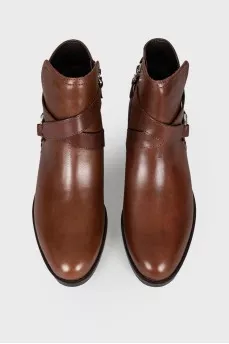 Low-heeled leather boots with tag