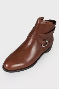 Low-heeled leather boots with tag