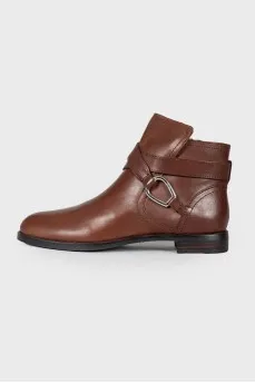 Low-heeled leather boots with tag