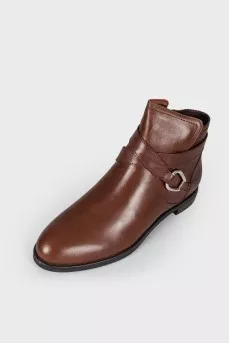 Low-heeled leather boots with tag