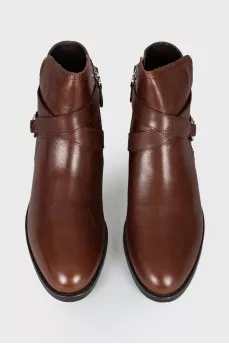 Low-heeled leather boots with tag
