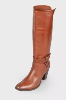 Leather boots with strap