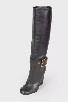 Leather boots with a strap
