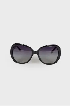 Sunglasses with brand logo