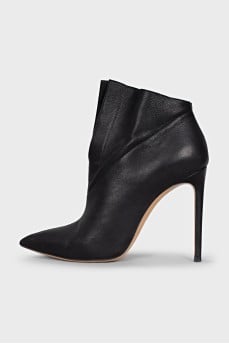 Pointed-toe ankle boots