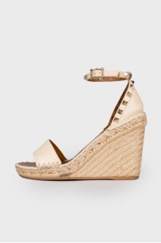 Босоножки Rockstud 105 с металлическими стразами