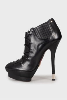 Leather ankle boots with patterned sole