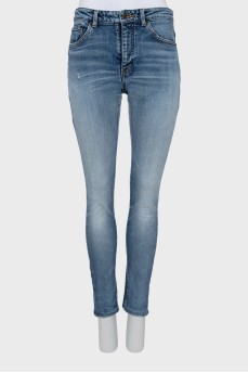 Голубые джинсы skinny fit с заплатками