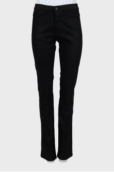 Черные джинсы regular fit на пуговицах