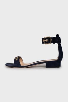 Suede sandals decorated with buckle