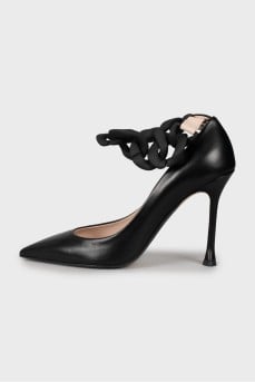 Leather shoes decorated with chain
