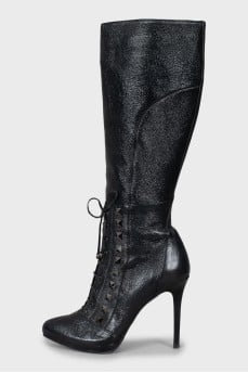Patent leather boots decorated with spikes