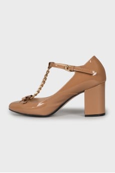 Patent leather shoes with bow and chain