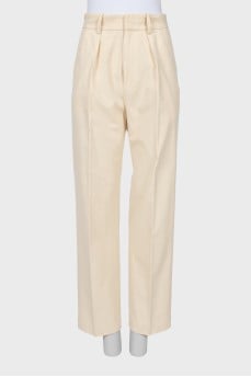 Straight trousers with creases and pockets