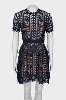 Fitted lace dress with short sleeves