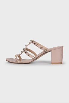 Бежевые босоножки из кожи Rockstud