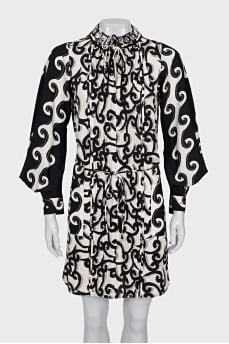 Fitted dress in black and white print
