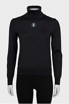 Golf decorated with a brooch with a logo