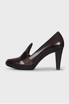 Brown shoes with textile trim