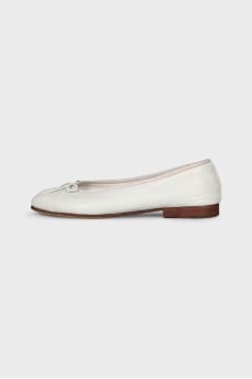 Leather ballet flats decorated with a bow