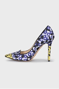 Textile pumps with a bright print