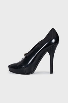 Black shoes with a shaped cutout