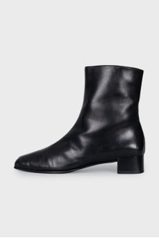 Leather boots with a zipper